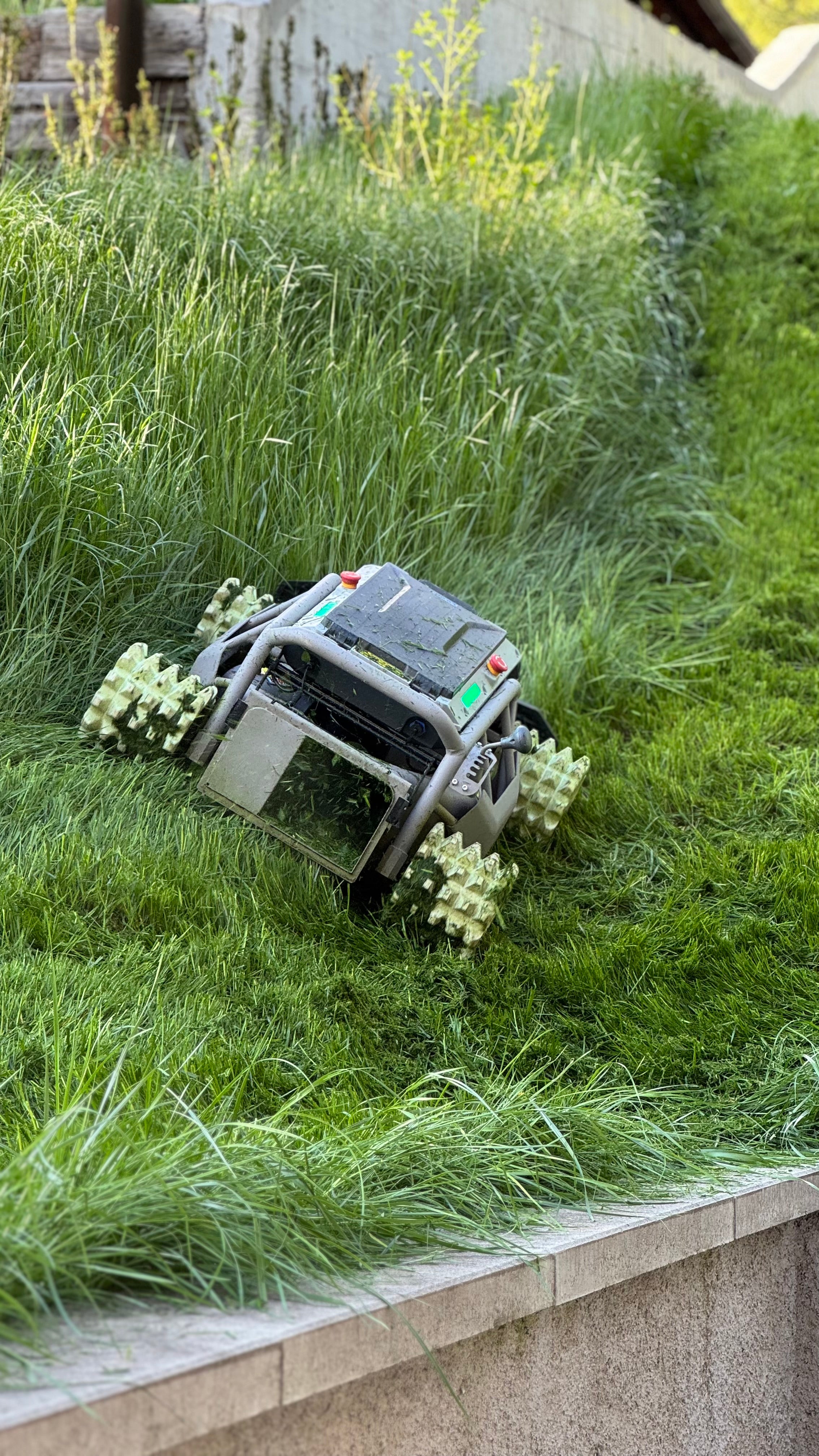 Mowrator S1 – 4WD 12Ah (mit Offroad-Rädern)