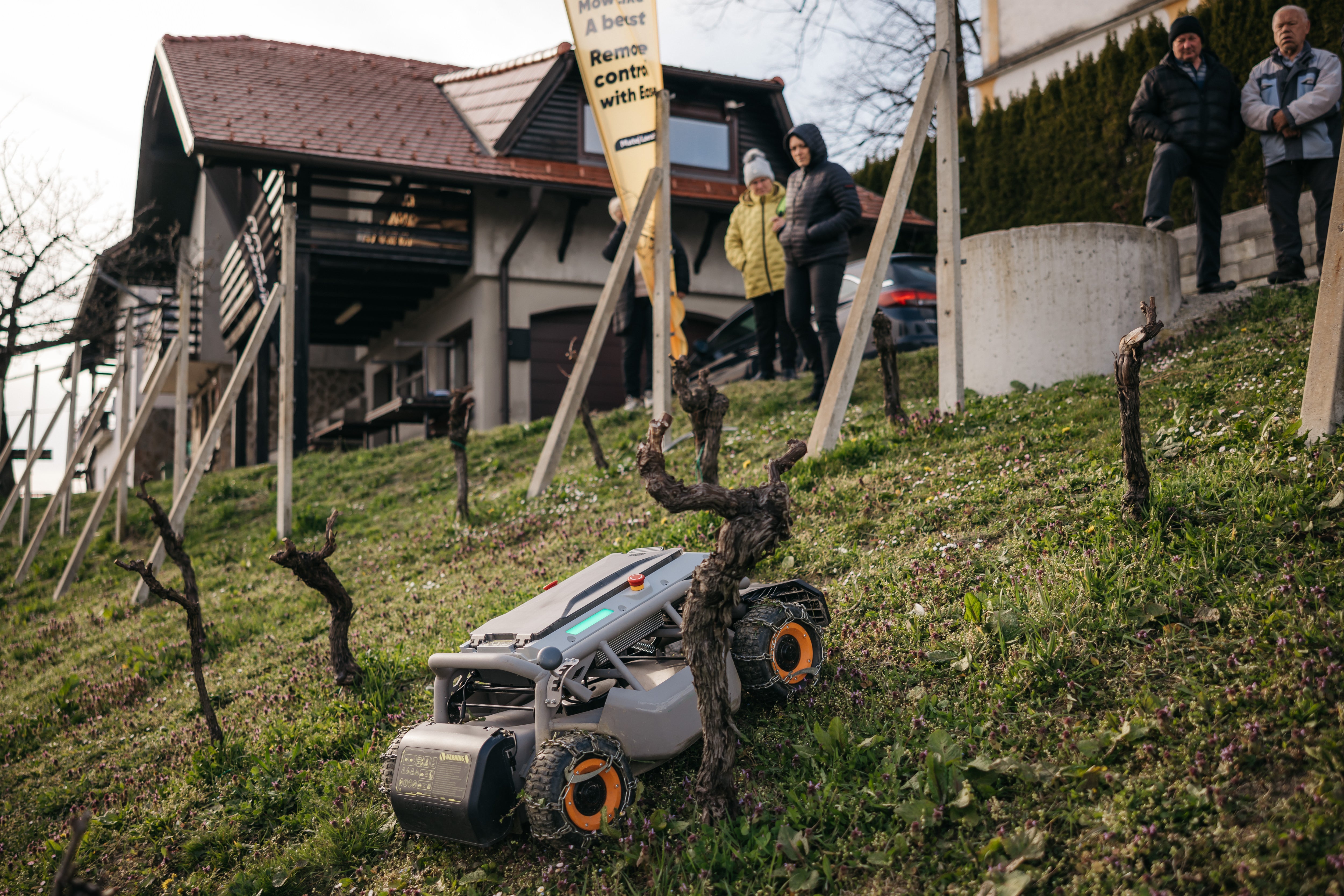 Mowrator S1 - 4WD 18Ah (with Chains)