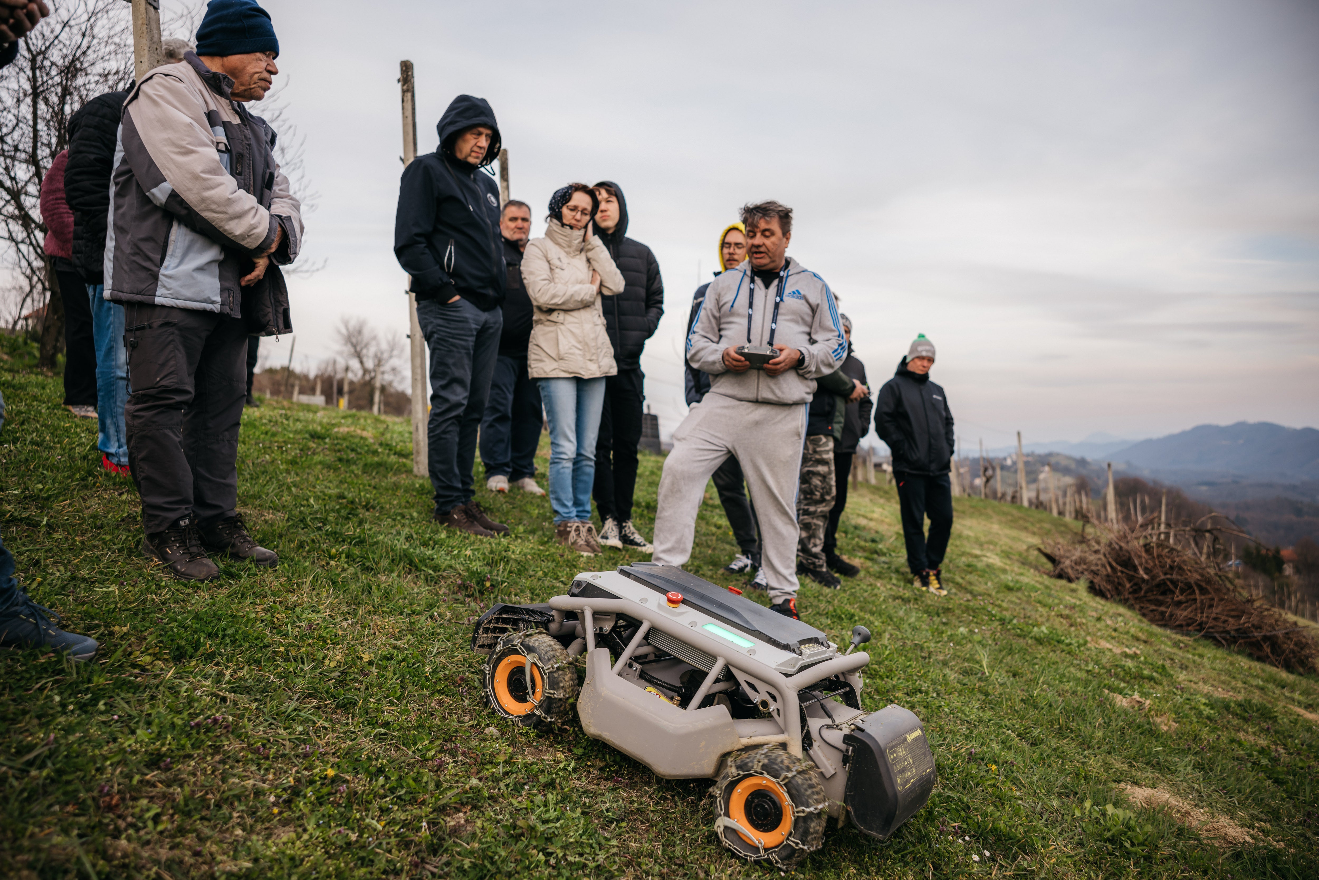 Mowrator S1 - 4WD 12Ah (mit Ketten)